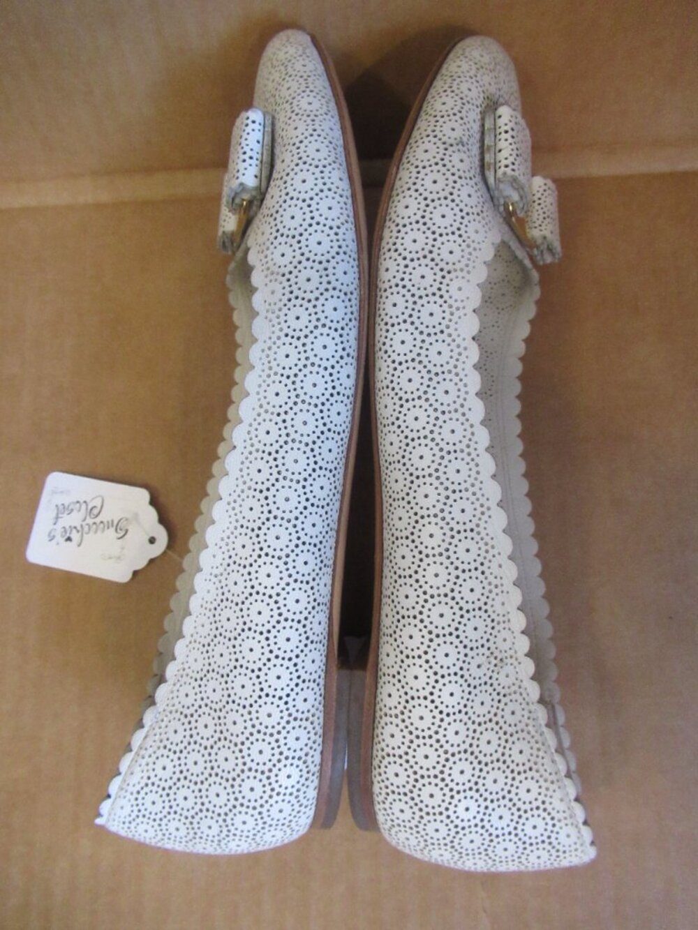 Salvatore Ferragamo Vintage Vara Perforated Leather Bow Pumps White Gold | 8 B - Picture 12 of 16